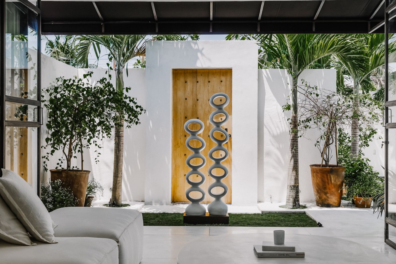 EXTRAORDINARY POOLSIDE VILLA